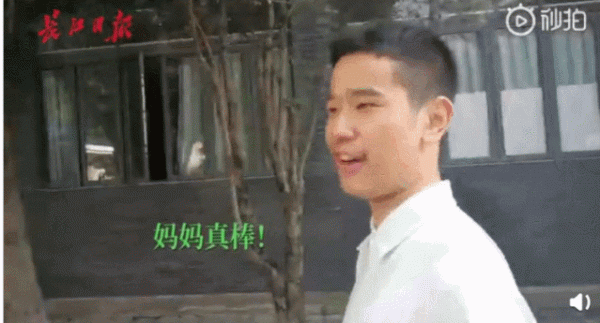 Gia đình bá đạo: Con bận ôn thi không chơi game được, mẹ thay con chơi game giữ account Gia đình bá đạo: Con bận ôn thi không chơi game được, mẹ thay con chơi game giữ account