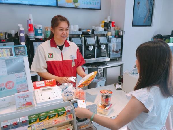 Trót phải lòng cô nhân viên cửa hàng tiện lợi, anh trai ngày nào cũng mua cà phê uống đến nỗi bị tiểu đường Trót phải lòng cô nhân viên cửa hàng tiện lợi, anh trai ngày nào cũng mua cà phê uống đến nỗi bị tiểu đường