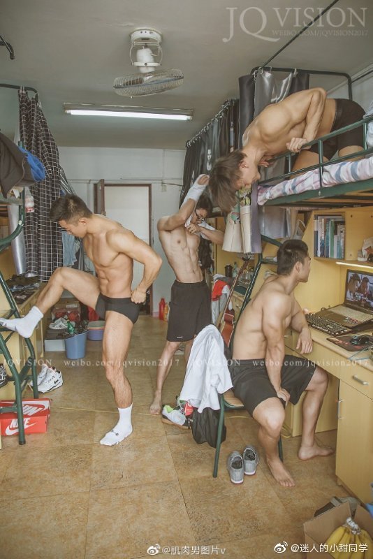Bộ ảnh khoe body trong KTX của nam sinh Đại học thể thao Thượng Hải khiến hội chị em quyết tâm... thi lại ĐH Bộ ảnh khoe body trong KTX của nam sinh Đại học thể thao Thượng Hải khiến hội chị em quyết tâm... thi lại ĐH