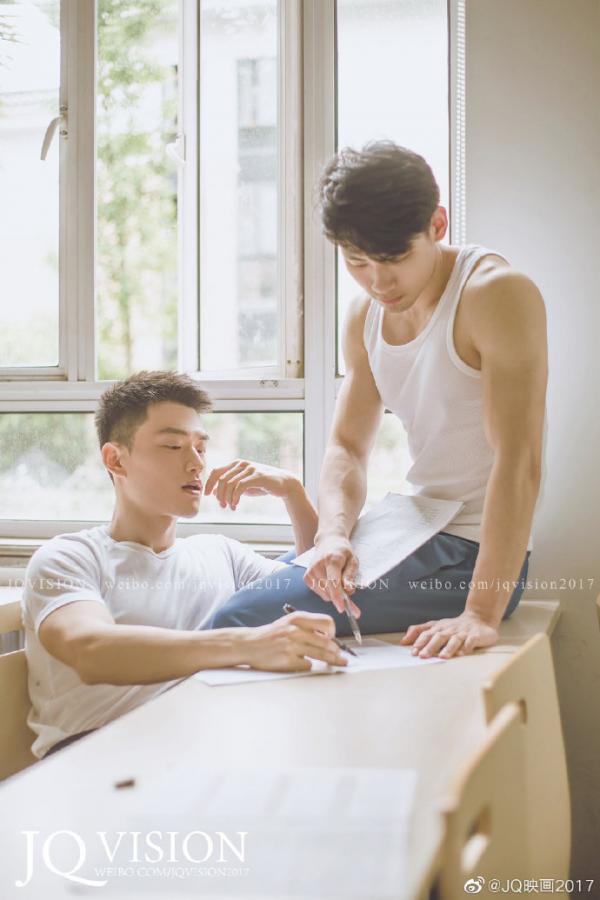 Bộ ảnh khoe body trong KTX của nam sinh Đại học thể thao Thượng Hải khiến hội chị em quyết tâm... thi lại ĐH Bộ ảnh khoe body trong KTX của nam sinh Đại học thể thao Thượng Hải khiến hội chị em quyết tâm... thi lại ĐH