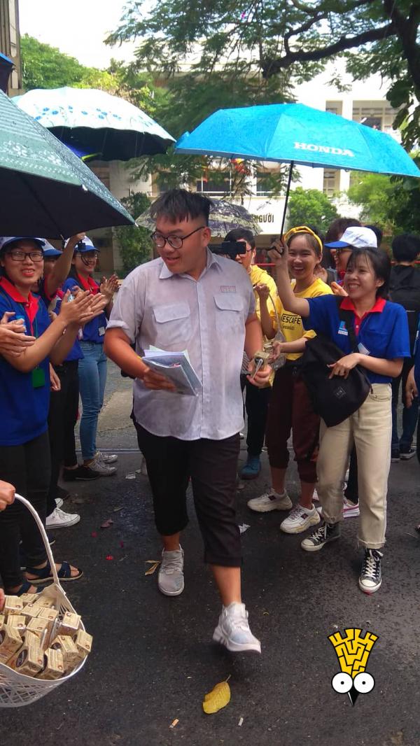 Mưa to sau khi kết thúc môn thi Toán, tình nguyện viên tiếp sức mùa thi đội mưa che dù cho sĩ tử Mưa to sau khi kết thúc môn thi Toán, tình nguyện viên tiếp sức mùa thi đội mưa che dù cho sĩ tử