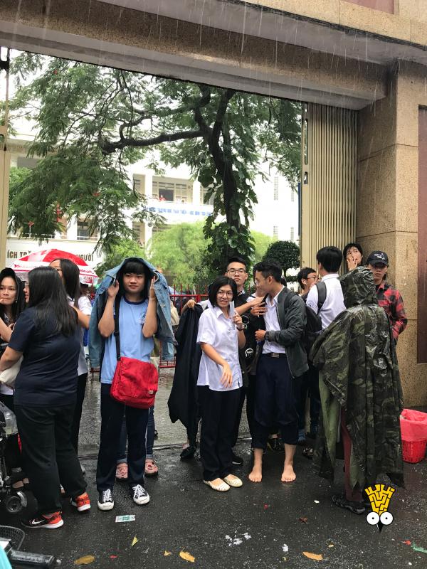 Mưa to sau khi kết thúc môn thi Toán, tình nguyện viên tiếp sức mùa thi đội mưa che dù cho sĩ tử Mưa to sau khi kết thúc môn thi Toán, tình nguyện viên tiếp sức mùa thi đội mưa che dù cho sĩ tử