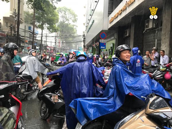 Mưa to sau khi kết thúc môn thi Toán, tình nguyện viên tiếp sức mùa thi đội mưa che dù cho sĩ tử Mưa to sau khi kết thúc môn thi Toán, tình nguyện viên tiếp sức mùa thi đội mưa che dù cho sĩ tử