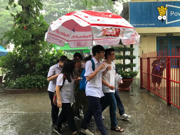 Mưa to sau khi kết thúc môn thi Toán, tình nguyện viên tiếp sức mùa thi đội mưa che dù cho sĩ tử Mưa to sau khi kết thúc môn thi Toán, tình nguyện viên tiếp sức mùa thi đội mưa che dù cho sĩ tử