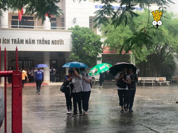 Mưa to sau khi kết thúc môn thi Toán, tình nguyện viên tiếp sức mùa thi đội mưa che dù cho sĩ tử Mưa to sau khi kết thúc môn thi Toán, tình nguyện viên tiếp sức mùa thi đội mưa che dù cho sĩ tử