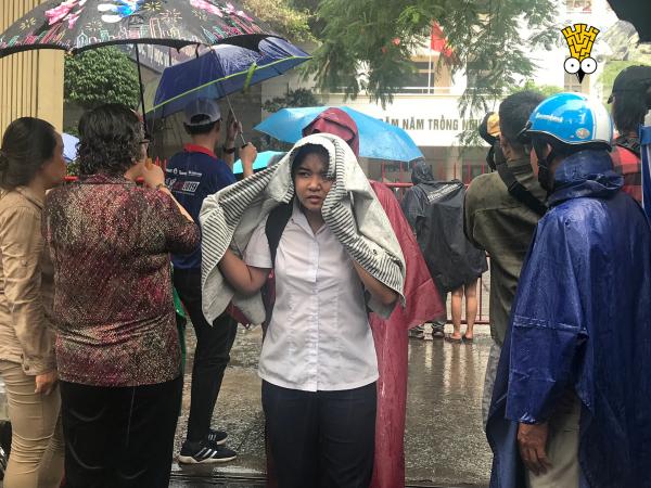 Mưa to sau khi kết thúc môn thi Toán, tình nguyện viên tiếp sức mùa thi đội mưa che dù cho sĩ tử Mưa to sau khi kết thúc môn thi Toán, tình nguyện viên tiếp sức mùa thi đội mưa che dù cho sĩ tử