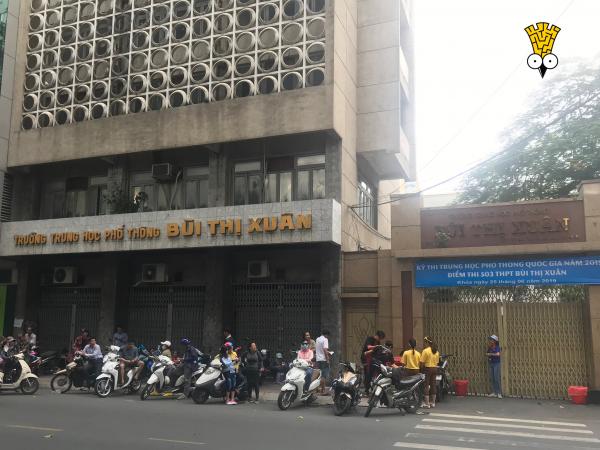 Mưa to sau khi kết thúc môn thi Toán, tình nguyện viên tiếp sức mùa thi đội mưa che dù cho sĩ tử Mưa to sau khi kết thúc môn thi Toán, tình nguyện viên tiếp sức mùa thi đội mưa che dù cho sĩ tử