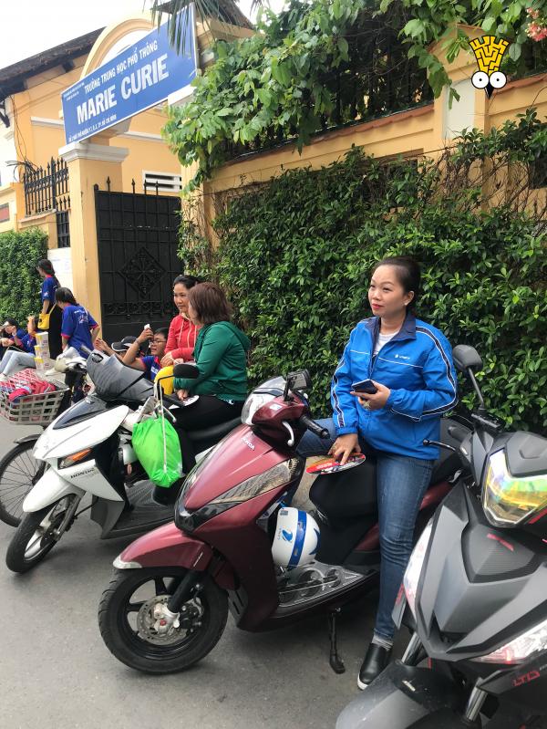 Mưa to sau khi kết thúc môn thi Toán, tình nguyện viên tiếp sức mùa thi đội mưa che dù cho sĩ tử Mưa to sau khi kết thúc môn thi Toán, tình nguyện viên tiếp sức mùa thi đội mưa che dù cho sĩ tử