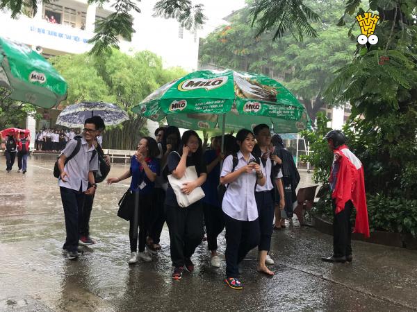 Mưa to sau khi kết thúc môn thi Toán, tình nguyện viên tiếp sức mùa thi đội mưa che dù cho sĩ tử Mưa to sau khi kết thúc môn thi Toán, tình nguyện viên tiếp sức mùa thi đội mưa che dù cho sĩ tử