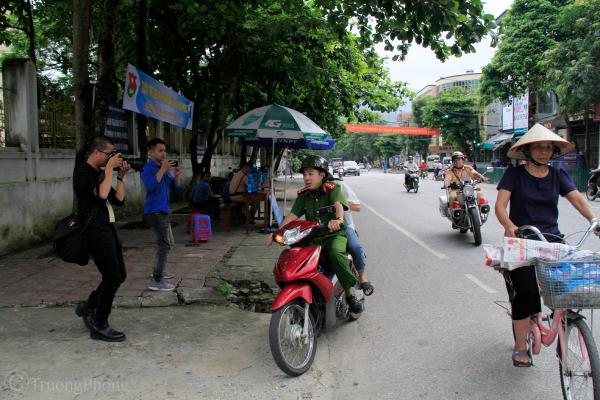 Ấm lòng với những câu chuyện chiến sĩ công an 'kề vai sát cánh' cùng các sĩ tử Ấm lòng với những câu chuyện chiến sĩ công an 'kề vai sát cánh' cùng các sĩ tử