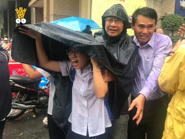 Ấm lòng với những câu chuyện chiến sĩ công an 'kề vai sát cánh' cùng các sĩ tử Ấm lòng với những câu chuyện chiến sĩ công an 'kề vai sát cánh' cùng các sĩ tử