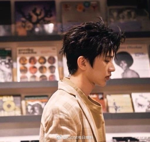 Chu Khiết Quỳnh: Từ 'bạn gái tin đồn Vương Tư Thông' đến idol ăn nói kém duyên, chuyên mặc hàng fake Chu Khiết Quỳnh: Từ 'bạn gái tin đồn Vương Tư Thông' đến idol ăn nói kém duyên, chuyên mặc hàng fake