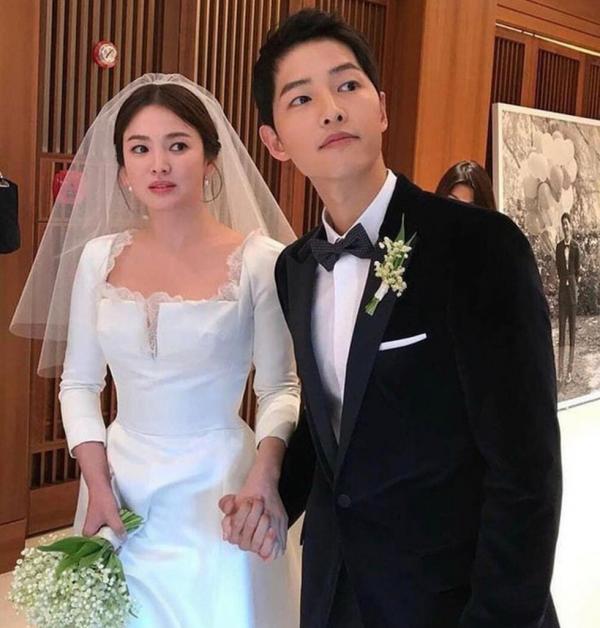 Fanpage lớn nhất của Song Joong Ki tại Việt Nam: Dẹp page hôm idol kết hôn, mở lại ngày có tin ly hôn Fanpage lớn nhất của Song Joong Ki tại Việt Nam: Dẹp page hôm idol kết hôn, mở lại ngày có tin ly hôn