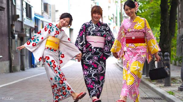Dân Nhật nổi giận khi Kim Kardashian đăng ký từ 'Kimono' là tên nhãn hiệu đồ lót độc quyền Dân Nhật nổi giận khi Kim Kardashian đăng ký từ 'Kimono' là tên nhãn hiệu đồ lót độc quyền