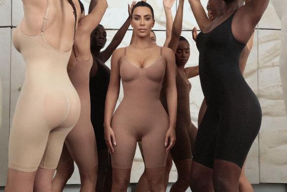 Dân Nhật nổi giận khi Kim Kardashian đăng ký từ 'Kimono' là tên nhãn hiệu đồ lót độc quyền Dân Nhật nổi giận khi Kim Kardashian đăng ký từ 'Kimono' là tên nhãn hiệu đồ lót độc quyền