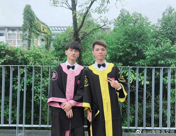 Sinh viên Trung Quốc khóc ròng khi đồ tốt nghiệp thiết kế mừng thanh xuân lại hệt như đồ liệm Sinh viên Trung Quốc khóc ròng khi đồ tốt nghiệp thiết kế mừng thanh xuân lại hệt như đồ liệm