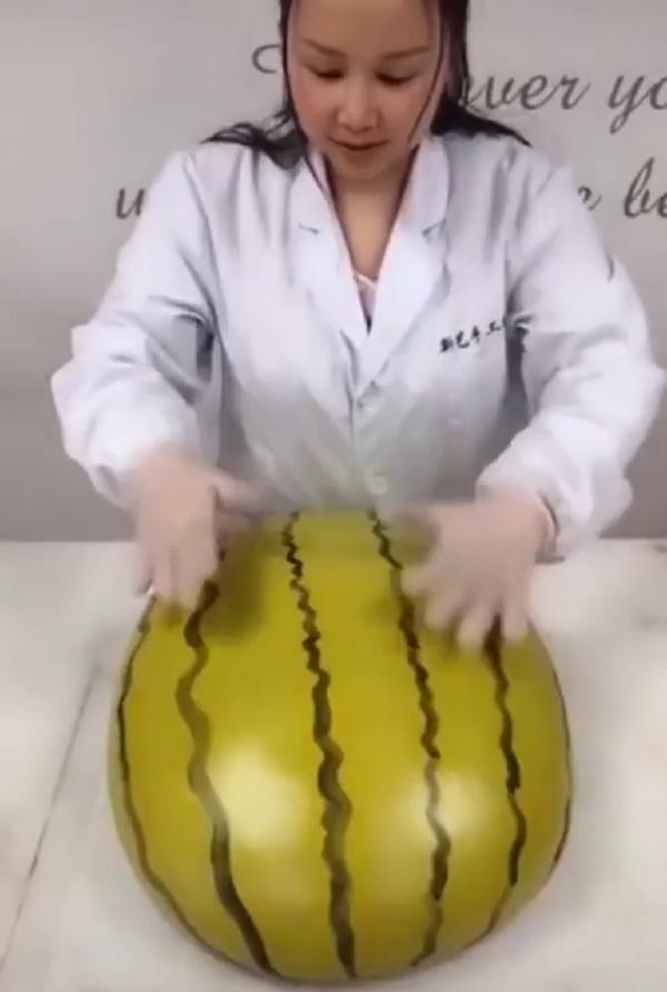 Thợ làm bánh Trung Quốc tạo ra những chiếc bánh hấp nhìn chẳng khác gì trái cây thật Thợ làm bánh Trung Quốc tạo ra những chiếc bánh hấp nhìn chẳng khác gì trái cây thật