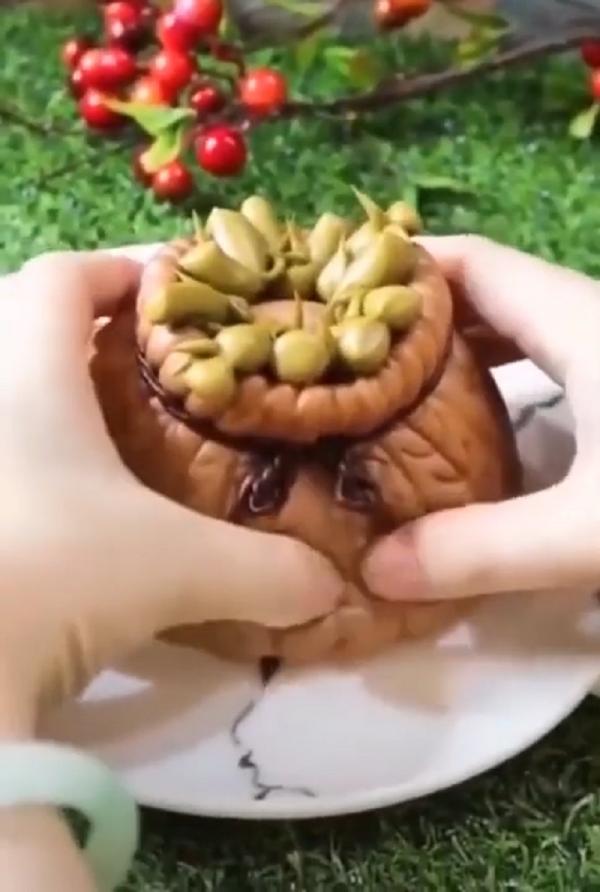 Thợ làm bánh Trung Quốc tạo ra những chiếc bánh hấp nhìn chẳng khác gì trái cây thật Thợ làm bánh Trung Quốc tạo ra những chiếc bánh hấp nhìn chẳng khác gì trái cây thật