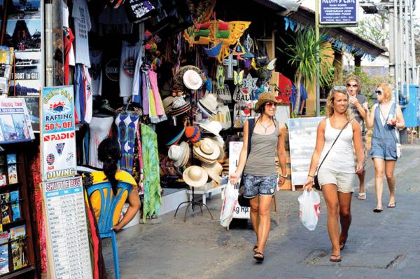Đây là cách Bali trừng trị những khách du lịch 'ăn xin' bất hợp pháp để kiếm tiền vui chơi Đây là cách Bali trừng trị những khách du lịch 'ăn xin' bất hợp pháp để kiếm tiền vui chơi