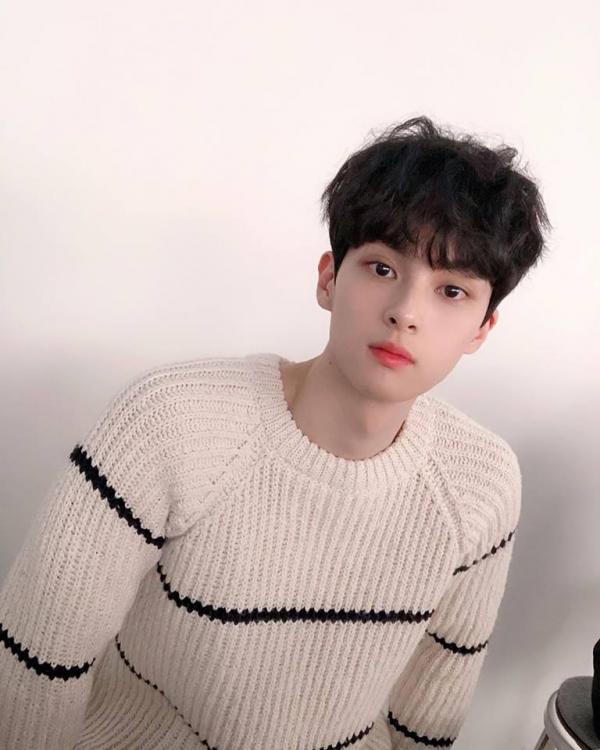Hotboy học bài Hàn Quốc công khai tin nhắn bị gạ tình: 17 nghìn USD cho một đêm phục vụ quý bà U40 Hotboy học bài Hàn Quốc công khai tin nhắn bị gạ tình: 17 nghìn USD cho một đêm phục vụ quý bà U40