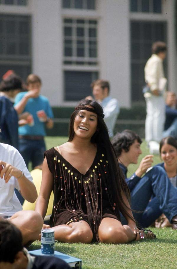 Thời trang trong trường học thập niên 60: Phong cách hippie cá tính và nổi loạn Thời trang trong trường học thập niên 60: Phong cách hippie cá tính và nổi loạn