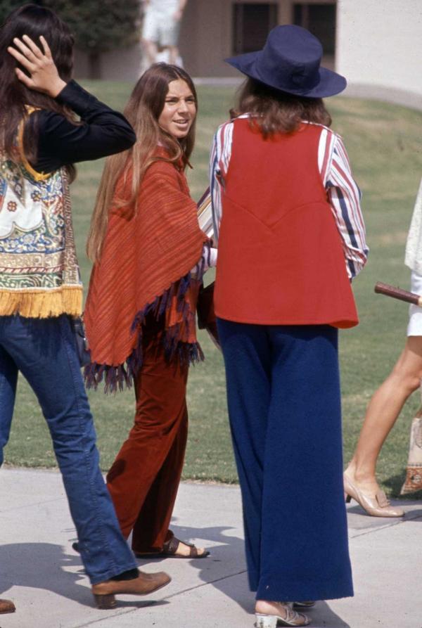 Thời trang trong trường học thập niên 60: Phong cách hippie cá tính và nổi loạn Thời trang trong trường học thập niên 60: Phong cách hippie cá tính và nổi loạn