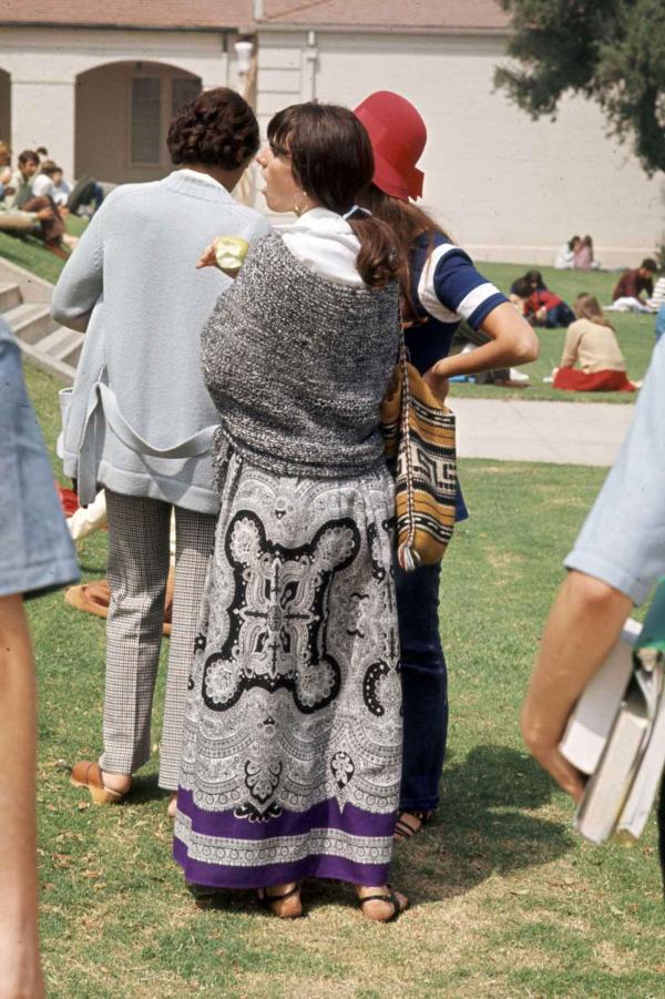 Thời trang trong trường học thập niên 60: Phong cách hippie cá tính và nổi loạn Thời trang trong trường học thập niên 60: Phong cách hippie cá tính và nổi loạn