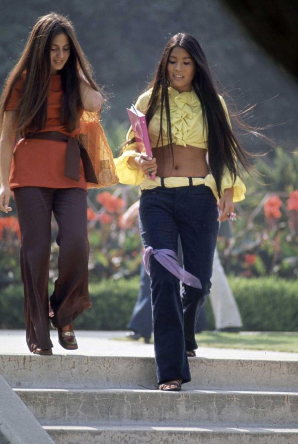 Thời trang trong trường học thập niên 60: Phong cách hippie cá tính và nổi loạn Thời trang trong trường học thập niên 60: Phong cách hippie cá tính và nổi loạn