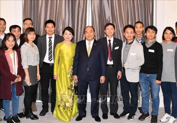 Cách Thủ tướng Nguyễn Xuân Phúc yêu vợ: Đi đâu cũng thắt cà vạt 'tone sur tone' với phu nhân Cách Thủ tướng Nguyễn Xuân Phúc yêu vợ: Đi đâu cũng thắt cà vạt 'tone sur tone' với phu nhân