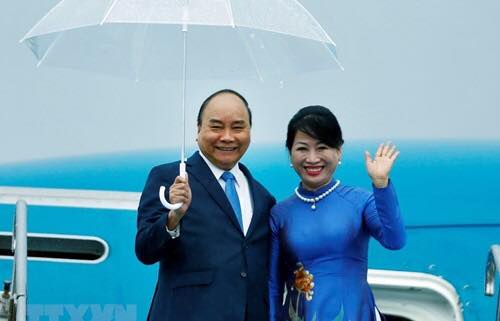 Cách Thủ tướng Nguyễn Xuân Phúc yêu vợ: Đi đâu cũng thắt cà vạt 'tone sur tone' với phu nhân Cách Thủ tướng Nguyễn Xuân Phúc yêu vợ: Đi đâu cũng thắt cà vạt 'tone sur tone' với phu nhân