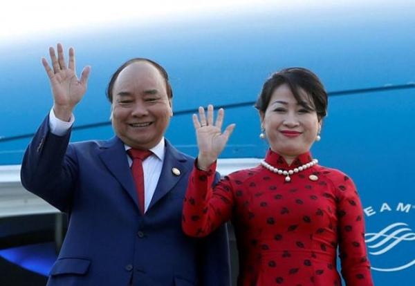 Cách Thủ tướng Nguyễn Xuân Phúc yêu vợ: Đi đâu cũng thắt cà vạt 'tone sur tone' với phu nhân Cách Thủ tướng Nguyễn Xuân Phúc yêu vợ: Đi đâu cũng thắt cà vạt 'tone sur tone' với phu nhân