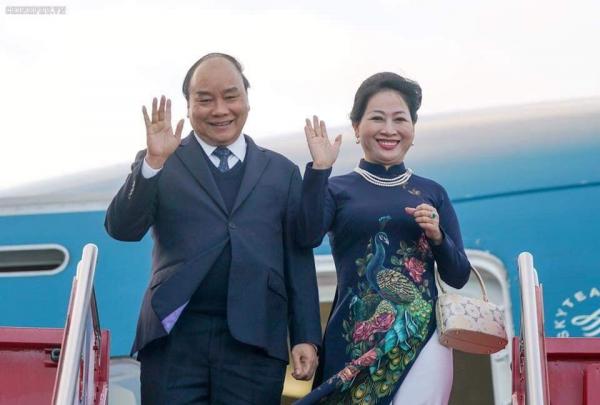 Cách Thủ tướng Nguyễn Xuân Phúc yêu vợ: Đi đâu cũng thắt cà vạt 'tone sur tone' với phu nhân Cách Thủ tướng Nguyễn Xuân Phúc yêu vợ: Đi đâu cũng thắt cà vạt 'tone sur tone' với phu nhân