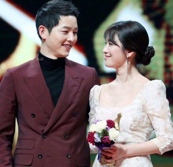 Vì sao chỉ mình Song Joong Ki có quyền đơn phương ly hôn, điều luật này chứa đựng mọi bí mật Vì sao chỉ mình Song Joong Ki có quyền đơn phương ly hôn, điều luật này chứa đựng mọi bí mật