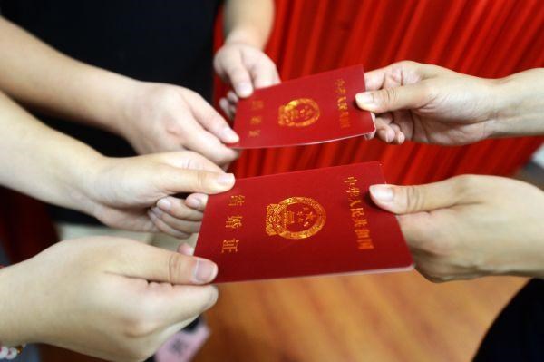Trung Quốc gây tranh cãi khi hạ độ tuổi kết hôn xuống 18 tuổi giữa khủng hoảng dân số Trung Quốc gây tranh cãi khi hạ độ tuổi kết hôn xuống 18 tuổi giữa khủng hoảng dân số