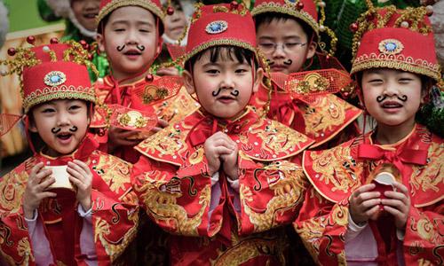 Trung Quốc gây tranh cãi khi hạ độ tuổi kết hôn xuống 18 tuổi giữa khủng hoảng dân số Trung Quốc gây tranh cãi khi hạ độ tuổi kết hôn xuống 18 tuổi giữa khủng hoảng dân số