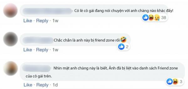'Bạn trai nhà người ta' tự biến mình thành ghế cho bạn gái ngồi ngay trên vỉa hè đông đúc 'Bạn trai nhà người ta' tự biến mình thành ghế cho bạn gái ngồi ngay trên vỉa hè đông đúc