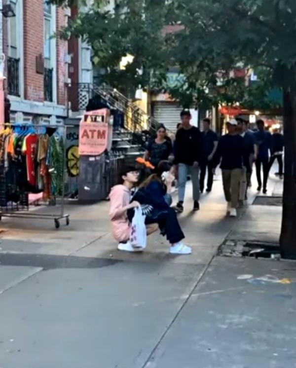 'Bạn trai nhà người ta' tự biến mình thành ghế cho bạn gái ngồi ngay trên vỉa hè đông đúc 'Bạn trai nhà người ta' tự biến mình thành ghế cho bạn gái ngồi ngay trên vỉa hè đông đúc