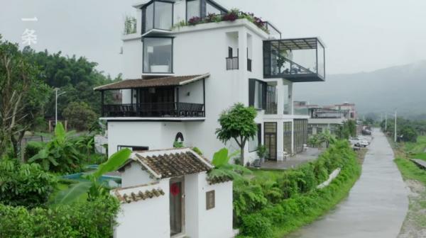 7 người bạn thân ở Quảng Châu xây biệt phủ siêu sang ở làng quê để sống cùng nhau cho đến chết 7 người bạn thân ở Quảng Châu xây biệt phủ siêu sang ở làng quê để sống cùng nhau cho đến chết