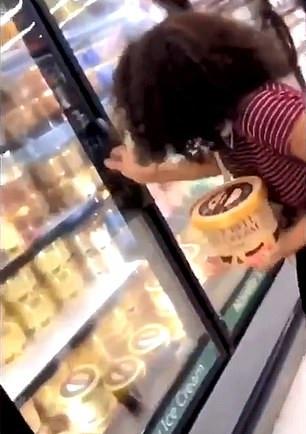 Clip gây phẫn nộ: Cô gái tự ý mở nắp và liếm hộp kem trong cửa hàng rồi để lại vị trí cũ Clip gây phẫn nộ: Cô gái tự ý mở nắp và liếm hộp kem trong cửa hàng rồi để lại vị trí cũ