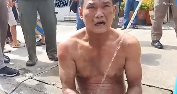 Tên tội phạm bị tụt quần, rơi xuống cống, 24 giờ sau thối quá phải kêu cứu Tên tội phạm bị tụt quần, rơi xuống cống, 24 giờ sau thối quá phải kêu cứu