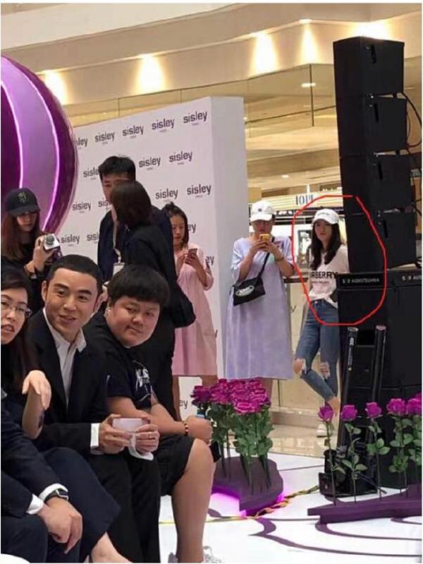 Trần Tinh Húc 'Đông Cung' hẹn hò hotgirl mạng, mặn nồng đến nỗi đi làm cũng dẫn người yêu theo? Trần Tinh Húc 'Đông Cung' hẹn hò hotgirl mạng, mặn nồng đến nỗi đi làm cũng dẫn người yêu theo?