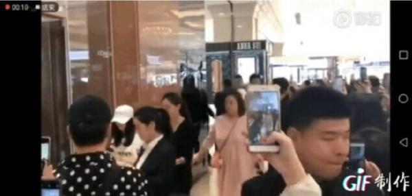 Trần Tinh Húc 'Đông Cung' hẹn hò hotgirl mạng, mặn nồng đến nỗi đi làm cũng dẫn người yêu theo? Trần Tinh Húc 'Đông Cung' hẹn hò hotgirl mạng, mặn nồng đến nỗi đi làm cũng dẫn người yêu theo?