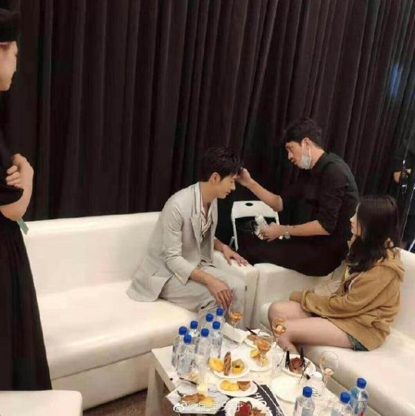 Trần Tinh Húc 'Đông Cung' hẹn hò hotgirl mạng, mặn nồng đến nỗi đi làm cũng dẫn người yêu theo? Trần Tinh Húc 'Đông Cung' hẹn hò hotgirl mạng, mặn nồng đến nỗi đi làm cũng dẫn người yêu theo?
