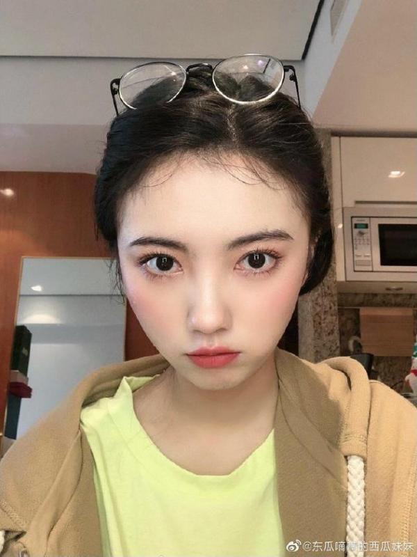 Trần Tinh Húc 'Đông Cung' hẹn hò hotgirl mạng, mặn nồng đến nỗi đi làm cũng dẫn người yêu theo? Trần Tinh Húc 'Đông Cung' hẹn hò hotgirl mạng, mặn nồng đến nỗi đi làm cũng dẫn người yêu theo?