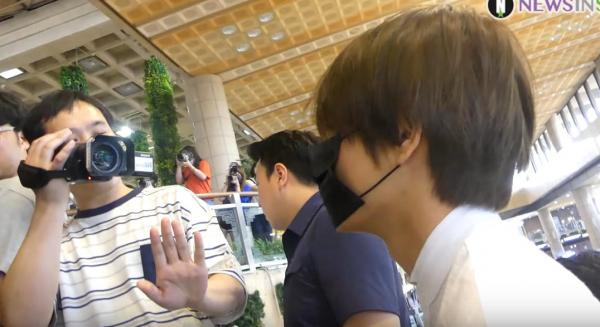 Quá thân thiện, BTS V biến sân bay thành fanmeeting với các phóng viên nam Quá thân thiện, BTS V biến sân bay thành fanmeeting với các phóng viên nam
