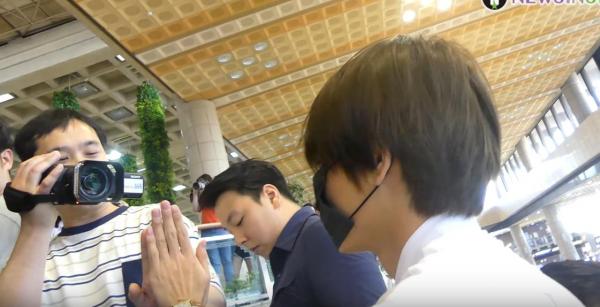 Quá thân thiện, BTS V biến sân bay thành fanmeeting với các phóng viên nam Quá thân thiện, BTS V biến sân bay thành fanmeeting với các phóng viên nam