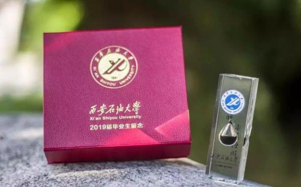 Quà tốt nghiệp các trường đại học Trung Quốc tặng sinh viên: Nghe trong gió cũng có mùi tinh tế Quà tốt nghiệp các trường đại học Trung Quốc tặng sinh viên: Nghe trong gió cũng có mùi tinh tế