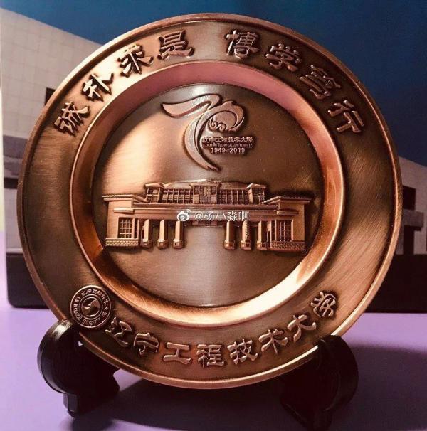 Quà tốt nghiệp các trường đại học Trung Quốc tặng sinh viên: Nghe trong gió cũng có mùi tinh tế Quà tốt nghiệp các trường đại học Trung Quốc tặng sinh viên: Nghe trong gió cũng có mùi tinh tế