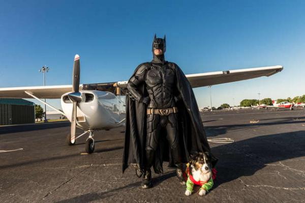 Batman đời thực không bắt tội phạm mà đi cứu những chú chó mèo bị bỏ rơi Batman đời thực không bắt tội phạm mà đi cứu những chú chó mèo bị bỏ rơi