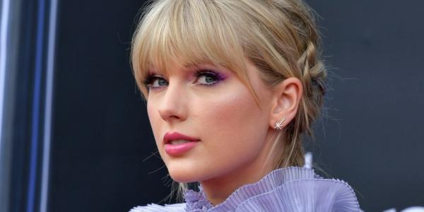 Taylor Swift ngầm xác nhận Justin Bieber đã phản bội Selena Gomez? Taylor Swift ngầm xác nhận Justin Bieber đã phản bội Selena Gomez?
